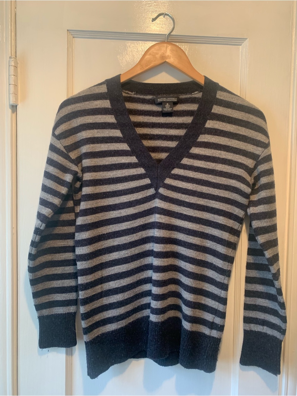 Banana Republic Vintage Gray & Navy Striped V-Neck Sweater 100% Extra Fine Wool